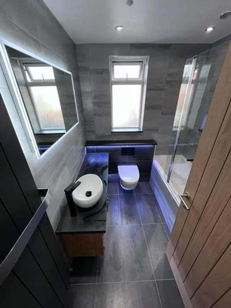 Beautiful natural looking modern bathrooms by SHB W. Mids